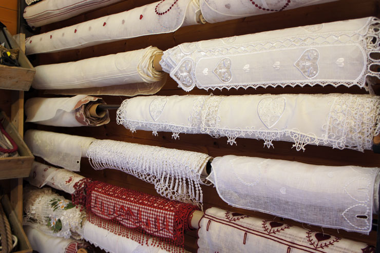 grand choix de tissus pour vos rideaux de chalet confection et pause sur place atelier charlélie couture